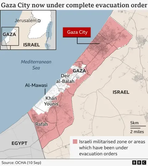 Thousands Palestinians Flee as Israeli Troops Advance Further into Gaza City